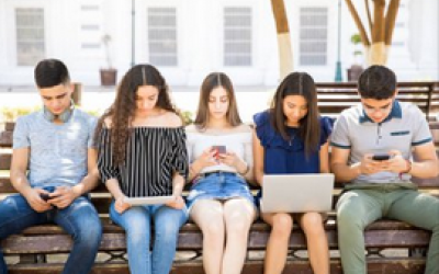 Los adolescentes y la construcción del pensamiento crítico para la gestión de los retos y las noticias falsas en las redes sociales