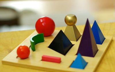 La relation éducative dans la pédagogie Montessori : réflexion sur des invariants pouvant contribuer au bien-être de l’élève