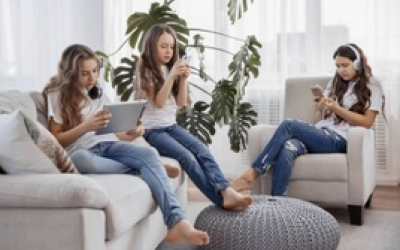 Patologías y dependencias que provocan las Redes Sociales en los jóvenes nativos digitales