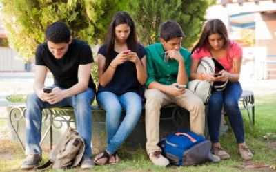 Impacto del aumento del uso de Internet y las redes sociales en la salud mental de jóvenes y adolescentes